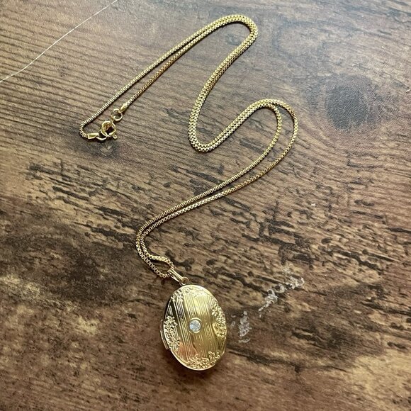 Vintage Avon Locket Necklace Gold Tone Victorian Revival Perfume Fragance Holder - Picture 3 of 12